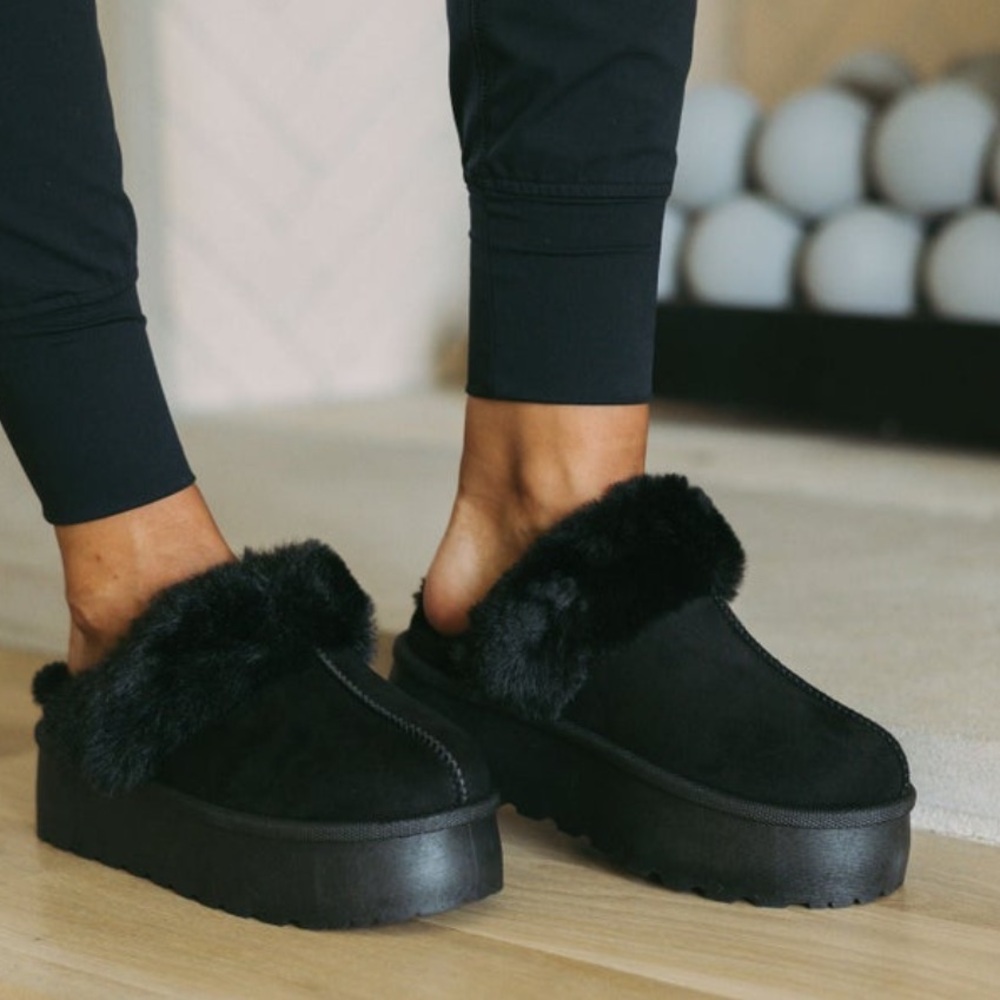 Platform Slippers in black from online boutique size 6